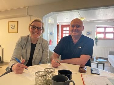 Erla Jónsdóttir og Jónas Sigurgeirsson undirrita verksamning um lagningu ljósastaura í Skagabyggð