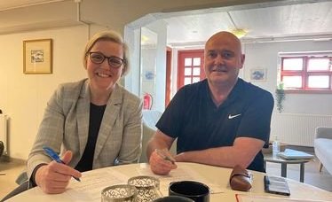 Erla Jónsdóttir og Jónas Sigurgeirsson undirrita verksamning um lagningu ljósastaura í Skagabyggð